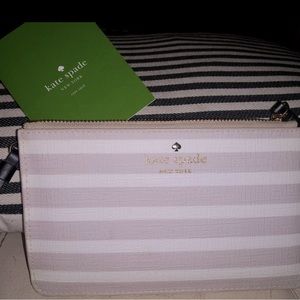 - 🔥 Kate Spade wristlet.